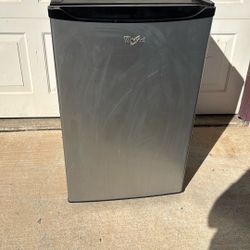 Whirlpool Office Refrigerator And Freezer 
