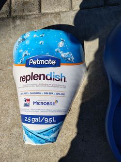 Pet water container