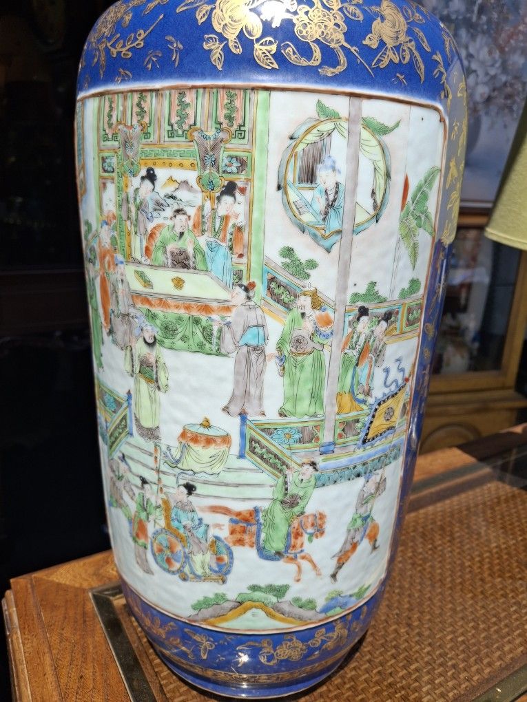 REALLY UNIQUE LOOKING VINTAGE ASIAN JAPANESE VASE OR FOR FLOWERS IT MIGHT BE A Famille ROSE NOT SURE PERFECT CONDITION