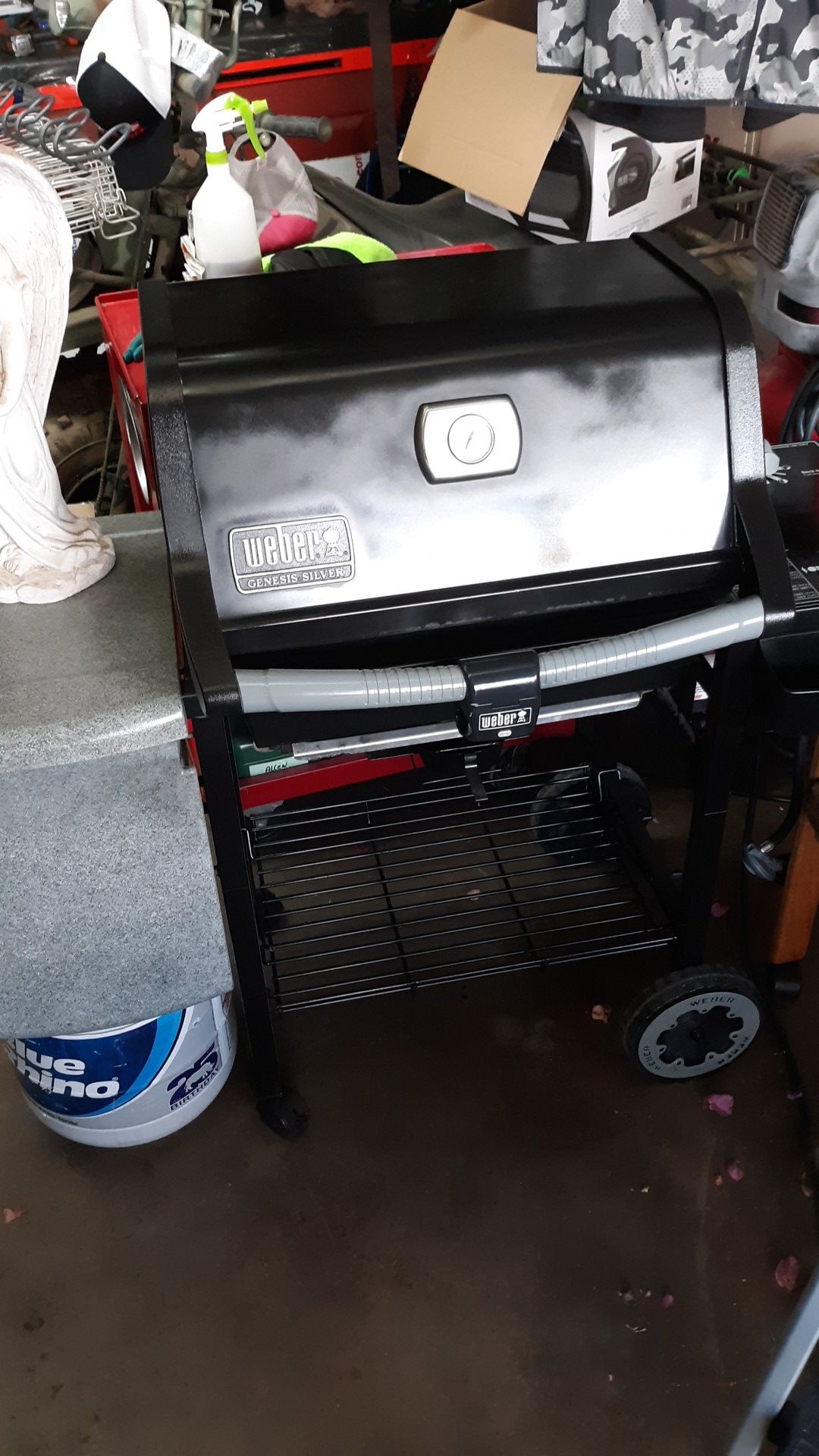 LIKE NEW Weber Geniesis grill. Sells for $349