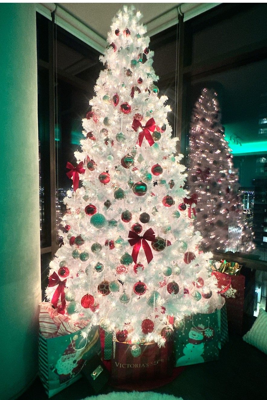 Beautiful PRE-LIT 9 foot white Christmas tree.