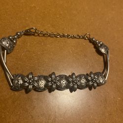 Vintage bracelet with flower design