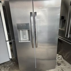 Frigidaire Gallery Refrigerator 36 X 24 X 69 Like New One Receipt For 90 Days Warranty 