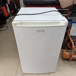 Emerson mini fridge 4.4Cu.Ft. MODEL:CR440WE