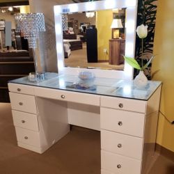 ✅️ WHITE VANITY DESK AND MIRROR 