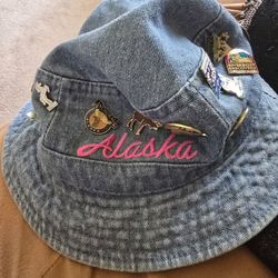 ALASKA BUCKET HAT WITH PINS 