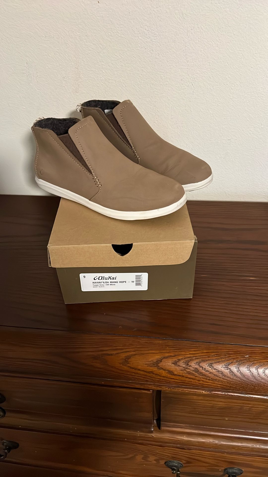 OluKai Women’s Size 9 Tan Leather Athletuccbooty