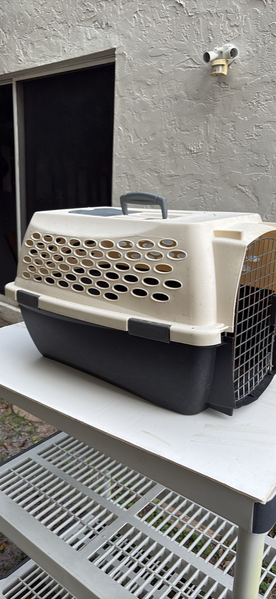 Pet carrier H15”, W15”, Deep24”. Normal use, no issues. Location 👇