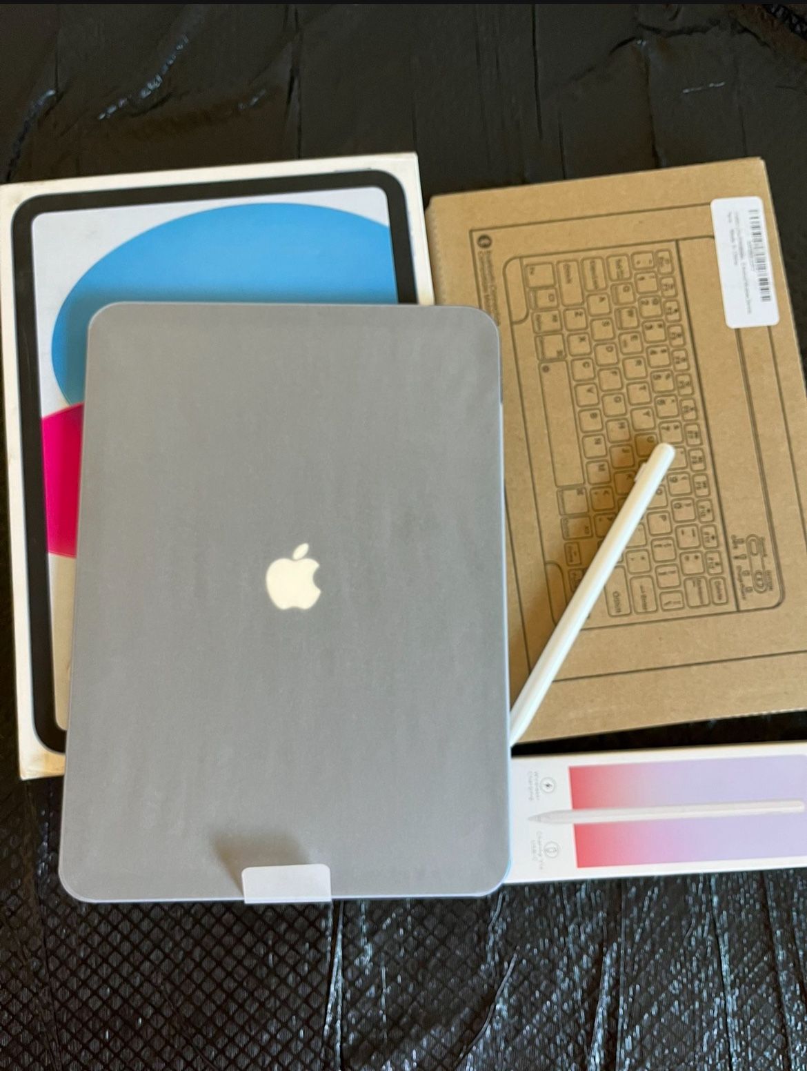 Apple iPad 10th Generation (2022 model /new Open Box ) 256gb with Pencil, keyboard & Case