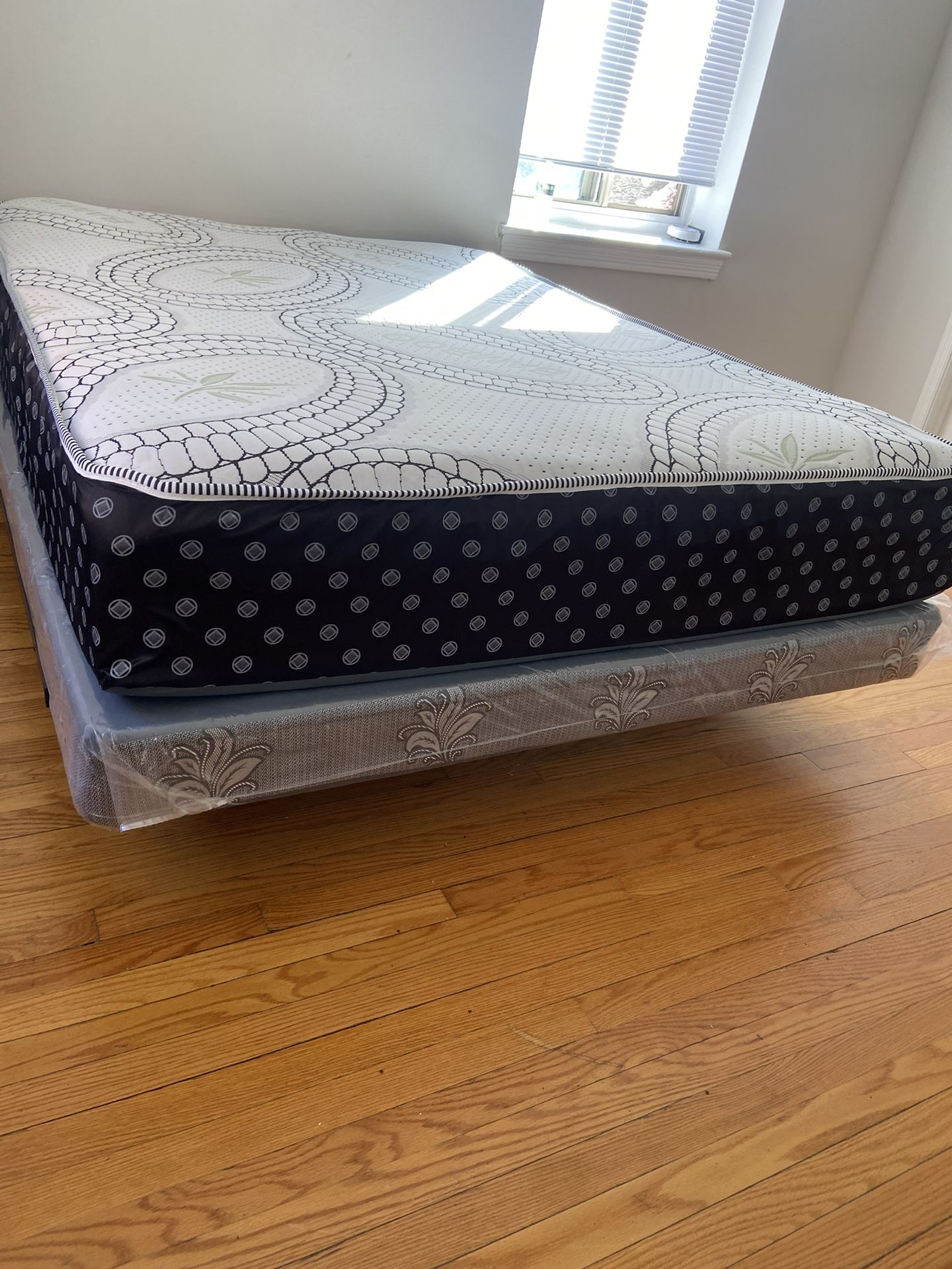 Queen Mattress Come With Rails Frame And Free Box Spring - Free Delivery Today