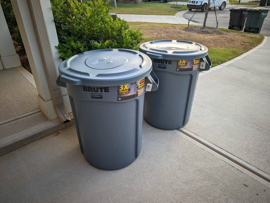 Brute Trash Cans 32 Gallons