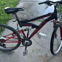 Mongoose Mountain Bike GREAT Condition 26” Wheels