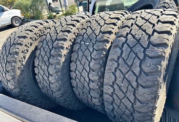 305/70/18 Cooper set de Tires con 70% de vida las 4