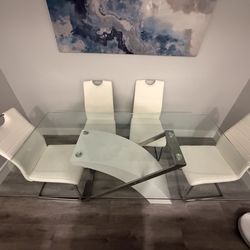 Dining Room Table & Chairs