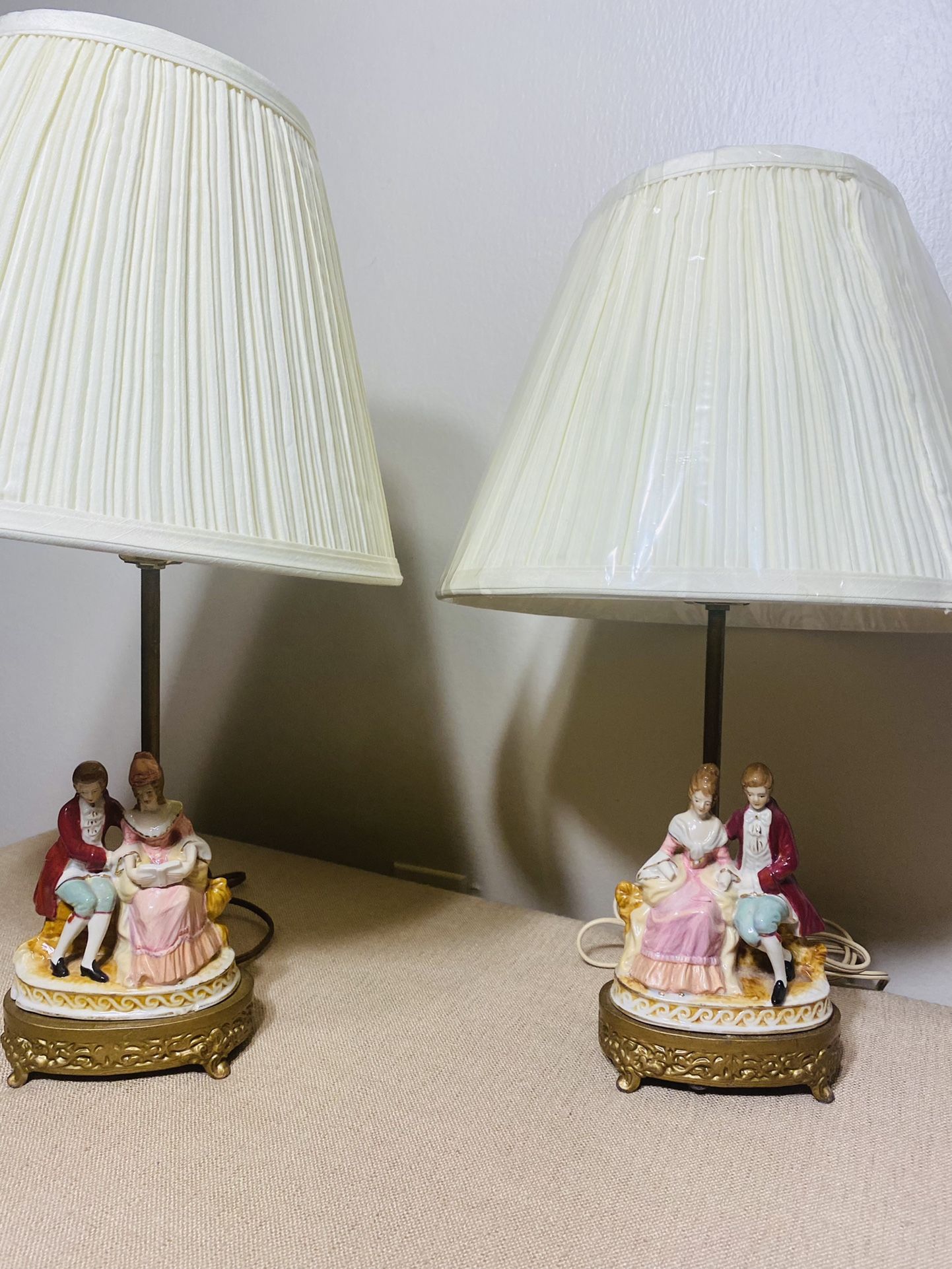 Vintage Pair Of Victorian Style Lamps Made In 🇺🇸 