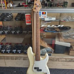 Squire by Fender P-Bass
