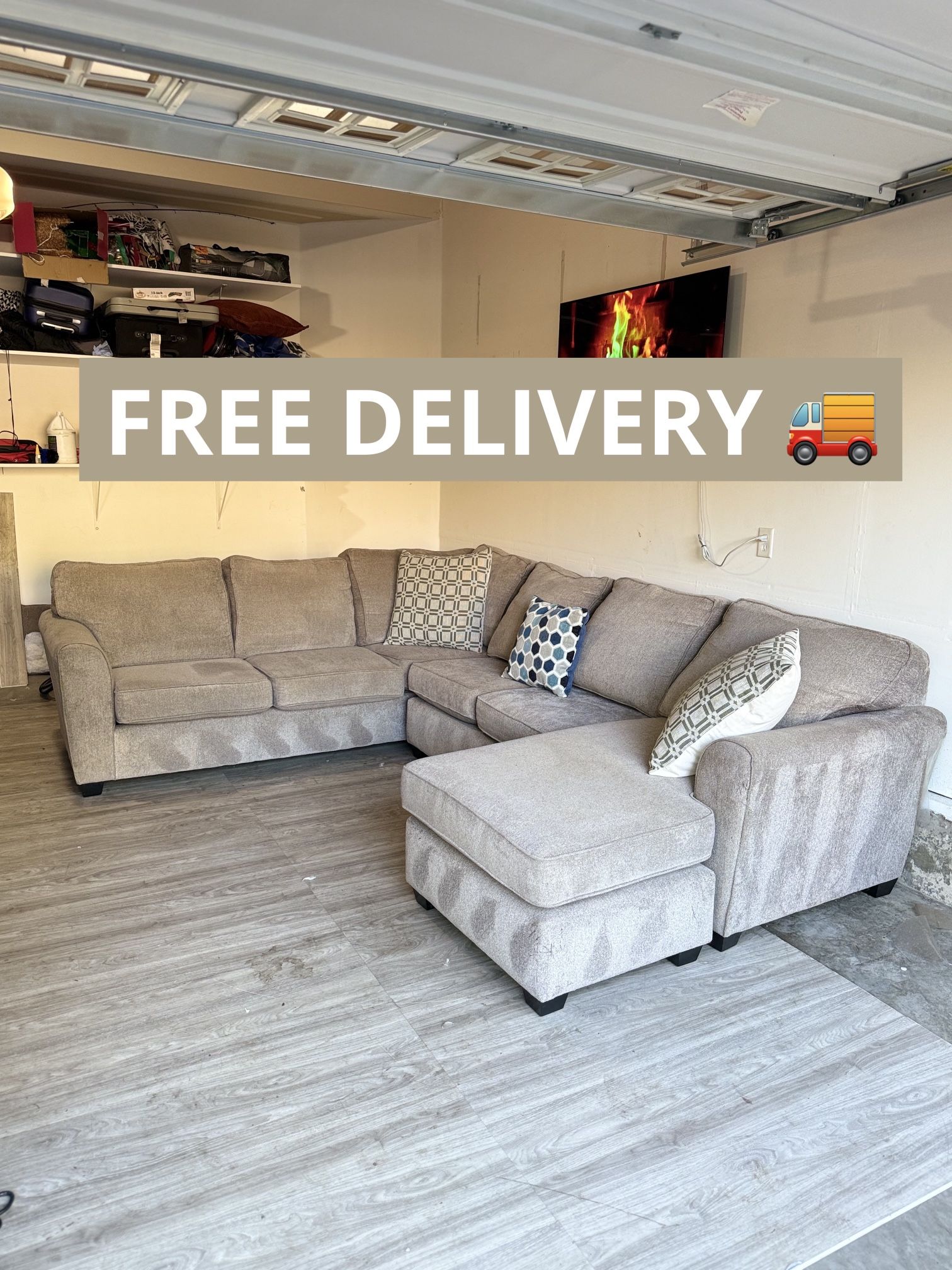 Large Stanton Sectional Couch 🛋️- FREE DELIVERY 🚚