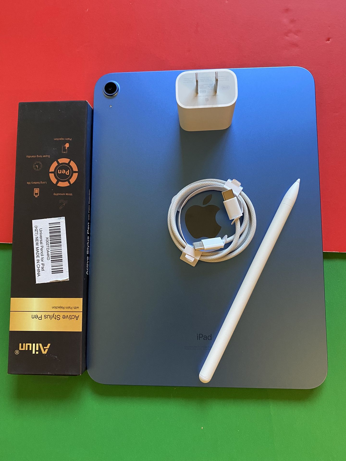 256gb Apple IPad 10th Generation (10.9” Liquid / 2022 model) with pen, keyboard, case & Accessories (warranty 2026)