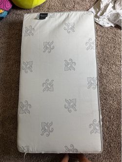 Beautyrest Black infant and toddler mattress + 3 sheets