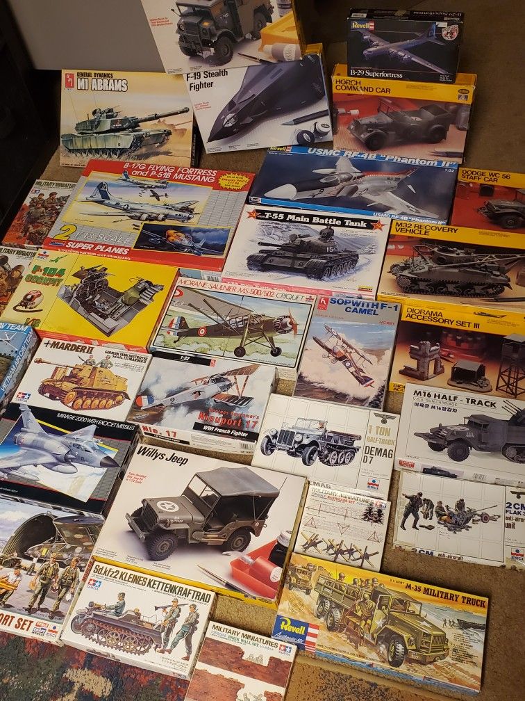 32 Military Aircraft & Vehicle Model Kits