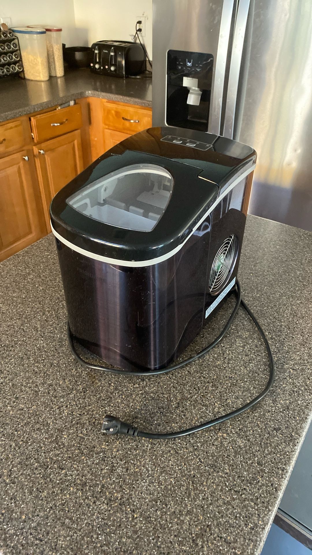 Frigidaire 26 lb. Countertop Ice Maker (Black Stainless Steel)