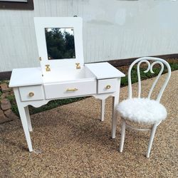 Kincaid Vanity And Heart Shaped Chair