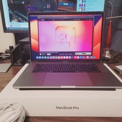 15inch MacBook Pro Laptop. Touchbar, Core i7, Radeon Pro, 17