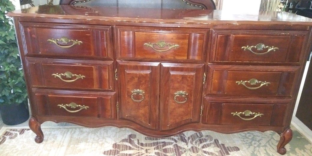 Dresser