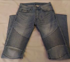 MEN'S DIVIDED H & M SKINNY JEANS ( SIZE 29X32 ) DOWNSIZING!! PRICE HAS BEEN REDUCED TO $10