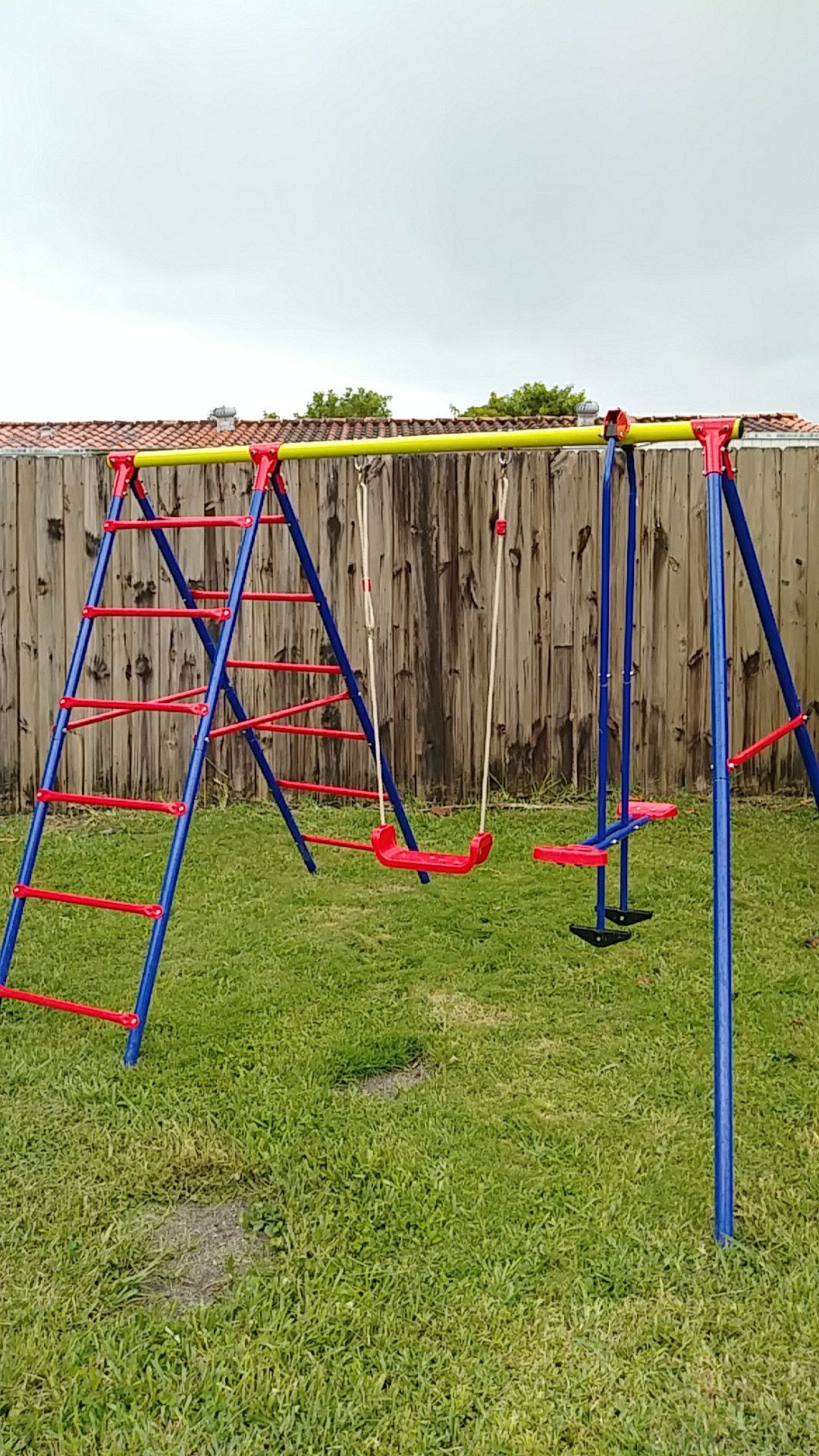 Swing set. Almost new. Used only 3 or 4 times