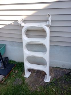 Pool ladder