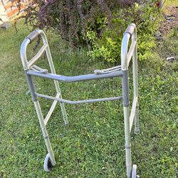 Adult Walker $75-pick up in yakima near fred meyers  Andador para adultos: $75 (recogida en Yakima, cerca de Fred Meyers)