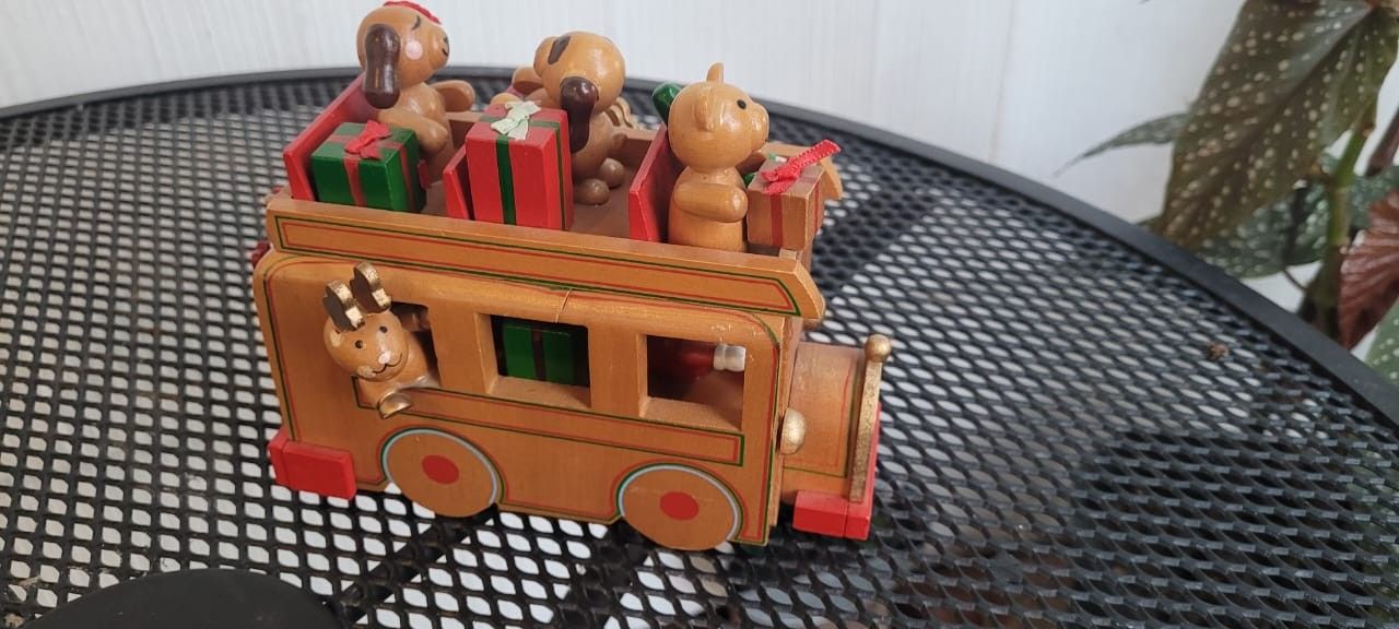 Vintage Dakin Christmas Music Box Plays “Here Comes Santa Claus” 1986