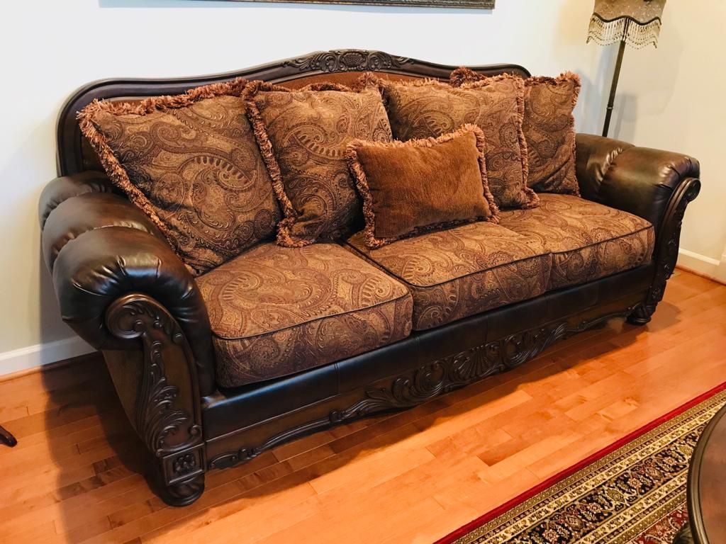 Sofa set ..... 7 seats ..... like new