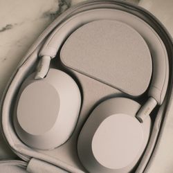 Sony WH-1000XM5 - LIKE NEW