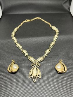 This is a vintage Sarah Coventry gold-toned necklace and earring set with faux pearls