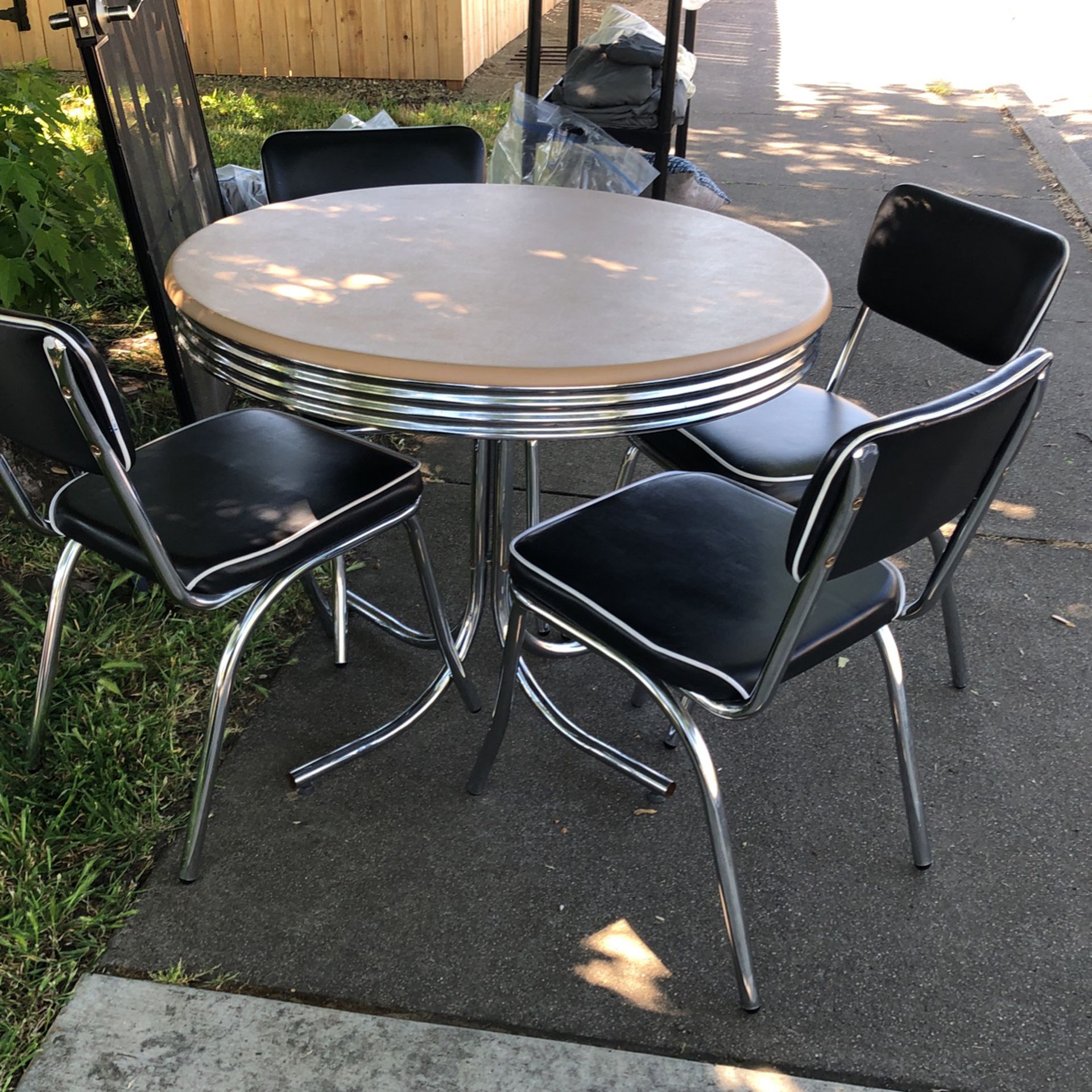 Retro Style 5 Piece Round Dinning Table And Chairs