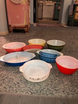 Vintage Pyrex Bowls and Casserole Dishes Lot