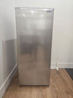Vissani 7.1 cubic foot refrigerator and freezer