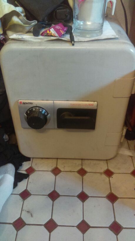 Sentry fireproof safe professional quality 6250
