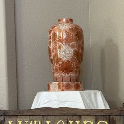 Japanese Kutani Vase with Chrysanthemum Motif Decorative Art