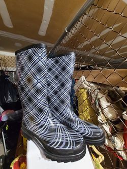 Brand new rain boots size 8