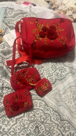 Bolsa hecha y bordada a mano