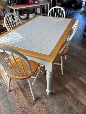 Kitchen table white excellent condition -Delivery available 
