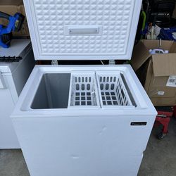 New magic chef 5.0 chest freezer. Has small dents, please look at pictures. Interior of freezer is perfect. Try before you buy. Pick up only. 