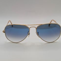 Ray-Ban Aviator Large Sunglasses lightly scratched, not very noticeable