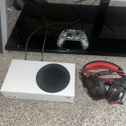 Xbox One With Wired Controller And Headset 