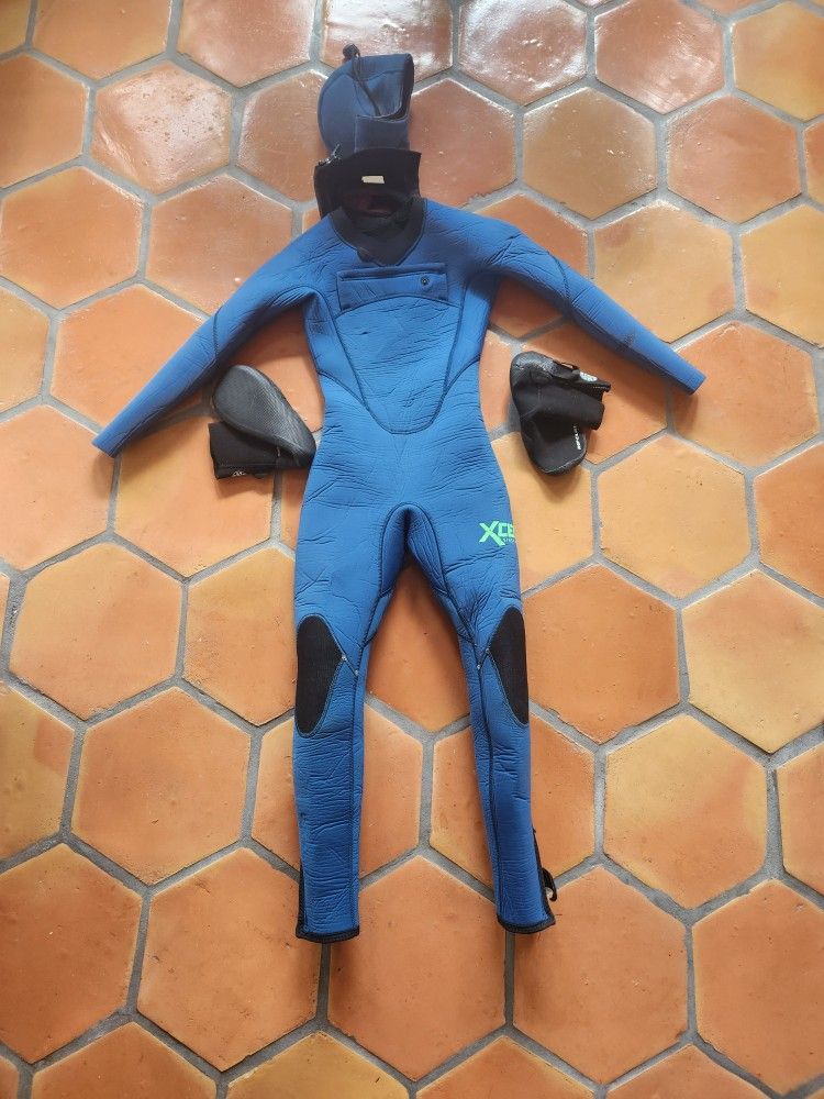 Kids 4/3 Hooded Wetsuit Size 6