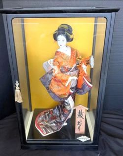 Japanese Geisha Doll In Kimono With Drum In Enclosed Case