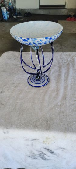 Small bowls with blown glass. One piece is larger than the other one.